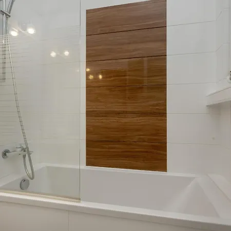 Spacious 3-bedroom Plac Grunwaldzki By Renters Apartment *