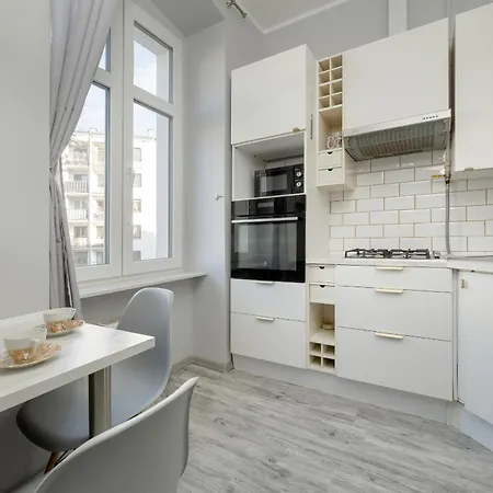 Spacious 3-bedroom Plac Grunwaldzki By Renters Apartment